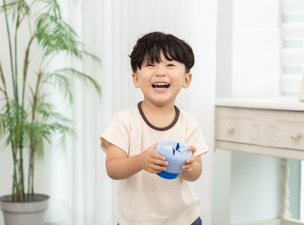 Handle-Free Snack Cups: Better for Your Toddler's Development